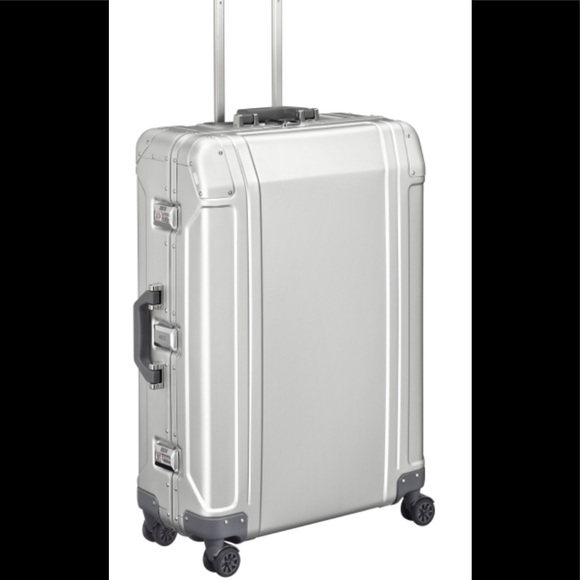 Zero Halliburton Other - Zero Halliburton 28" Silver Spinner Travel Case